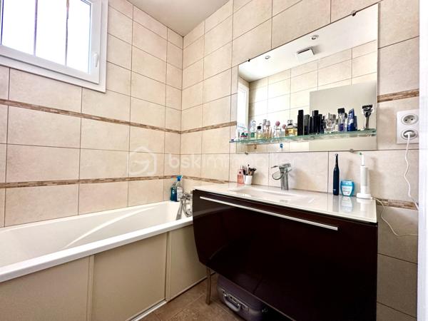 À proximité immédiate des commerces, des écoles et des transports, découvrez cette maison individuelle de plain-pied de 128 m², implantée sur un terrain clos d'environ 450 m².

Lumineuse grâce à sa double exposition Est/Ouest, le niveau principal de plain-pied propose un séjour de près de 29 m², une cuisine indépendante, trois chambres, une salle de bains, une salle d'eau et un WC séparé.

Le vaste sous-sol aménagé complète parfaitement l'ensemble avec une grande chambre de plus de 21 m² avec salle d'eau, un bureau de près de 19 m² idéal pour le télétravail, une buanderie de 17 m² ainsi qu'un garage de 26 m². L'allée permet le stationnement de deux véhicules supplémentaires.

À l'extérieur, une terrasse d'environ 50 m², un jardin sans vis-à-vis, un jacuzzi 5/6 places avec douche solaire composent un véritable espace de détente.

Confortable été comme hiver, la maison est équipée d'une pompe à chaleur air/air avec climatisation réversible dans la pièce de vie et deux chambres, d'un poêle à bois, d'une isolation thermique par l'extérieur, de combles isolés et de fenêtres PVC double vitrage à isolation renforcée.

Situation idéale pour une famille : collège Nicolas Flamel à 1 minute à pied, école Eugène Ducher à 300 m, lycée Camille Pissarro à 600 m, commerces à proximité immédiate. Les gares de Pontoise (RER C, lignes H et J vers Paris) et de Cergy-Préfecture (RER A et ligne L vers La Défense et Paris) sont facilement accessibles.

DPE C / GES B. Une maison familiale offrant de beaux volumes, d'excellentes prestations énergétiques et un emplacement particulièrement recherché.