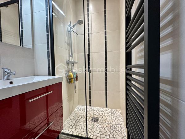 À proximité immédiate des commerces, des écoles et des transports, découvrez cette maison individuelle de plain-pied de 128 m², implantée sur un terrain clos d'environ 450 m².

Lumineuse grâce à sa double exposition Est/Ouest, le niveau principal de plain-pied propose un séjour de près de 29 m², une cuisine indépendante, trois chambres, une salle de bains, une salle d'eau et un WC séparé.

Le vaste sous-sol aménagé complète parfaitement l'ensemble avec une grande chambre de plus de 21 m² avec salle d'eau, un bureau de près de 19 m² idéal pour le télétravail, une buanderie de 17 m² ainsi qu'un garage de 26 m². L'allée permet le stationnement de deux véhicules supplémentaires.

À l'extérieur, une terrasse d'environ 50 m², un jardin sans vis-à-vis, un jacuzzi 5/6 places avec douche solaire composent un véritable espace de détente.

Confortable été comme hiver, la maison est équipée d'une pompe à chaleur air/air avec climatisation réversible dans la pièce de vie et deux chambres, d'un poêle à bois, d'une isolation thermique par l'extérieur, de combles isolés et de fenêtres PVC double vitrage à isolation renforcée.

Situation idéale pour une famille : collège Nicolas Flamel à 1 minute à pied, école Eugène Ducher à 300 m, lycée Camille Pissarro à 600 m, commerces à proximité immédiate. Les gares de Pontoise (RER C, lignes H et J vers Paris) et de Cergy-Préfecture (RER A et ligne L vers La Défense et Paris) sont facilement accessibles.

DPE C / GES B. Une maison familiale offrant de beaux volumes, d'excellentes prestations énergétiques et un emplacement particulièrement recherché.