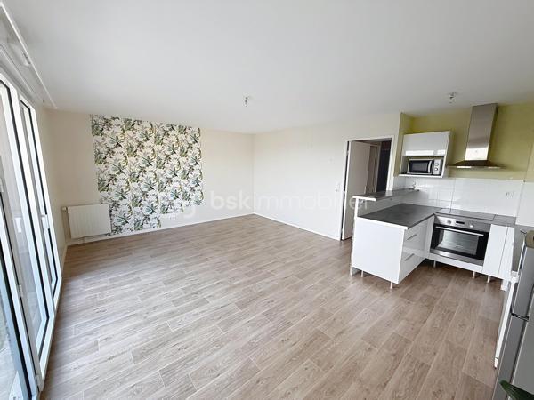 MORDELLES – Appartement T3 de 64 m² avec balcon, buanderie, rangement extérieur et parking

Situé sur la commune de Mordelles, au sein d’une résidence calme et bien entretenue, découvrez cet appartement T3 de 64,25 m², fonctionnel et lumineux.

L’appartement se compose de :

Une pièce de vie agréable avec séjour et cuisine ouverte, offrant un bel espace de vie,
Deux chambres confortables,
Une salle de bains,
Des WC séparés,
Une entrée avec rangements,
Une buanderie, idéale pour l’organisation du quotidien.
L’espace de vie s’ouvre sur un balcon, parfait pour profiter des beaux jours.

À l’extérieur, vous bénéficiez également de :
Un rangement fermé privatif, très pratique pour le stockage,
Une place de parking privative.

🔹 Chauffage inclus dans les charges, pour un confort optimal et une meilleure maîtrise du budget.
🔹 Appartement bien agencé, sans perte d’espace.
🔹 Résidence agréable, proche des commodités, écoles et axes principaux.