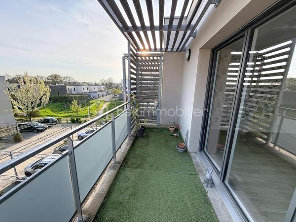 MORDELLES – Appartement T3 de 64 m² avec balcon, buanderie, rangement extérieur et parking

Situé sur la commune de Mordelles, au sein d’une résidence calme et bien entretenue, découvrez cet appartement T3 de 64,25 m², fonctionnel et lumineux.

L’appartement se compose de :

Une pièce de vie agréable avec séjour et cuisine ouverte, offrant un bel espace de vie,
Deux chambres confortables,
Une salle de bains,
Des WC séparés,
Une entrée avec rangements,
Une buanderie, idéale pour l’organisation du quotidien.
L’espace de vie s’ouvre sur un balcon, parfait pour profiter des beaux jours.

À l’extérieur, vous bénéficiez également de :
Un rangement fermé privatif, très pratique pour le stockage,
Une place de parking privative.

🔹 Chauffage inclus dans les charges, pour un confort optimal et une meilleure maîtrise du budget.
🔹 Appartement bien agencé, sans perte d’espace.
🔹 Résidence agréable, proche des commodités, écoles et axes principaux.