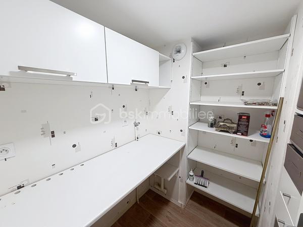 MORDELLES – Appartement T3 de 64 m² avec balcon, buanderie, rangement extérieur et parking

Situé sur la commune de Mordelles, au sein d’une résidence calme et bien entretenue, découvrez cet appartement T3 de 64,25 m², fonctionnel et lumineux.

L’appartement se compose de :

Une pièce de vie agréable avec séjour et cuisine ouverte, offrant un bel espace de vie,
Deux chambres confortables,
Une salle de bains,
Des WC séparés,
Une entrée avec rangements,
Une buanderie, idéale pour l’organisation du quotidien.
L’espace de vie s’ouvre sur un balcon, parfait pour profiter des beaux jours.

À l’extérieur, vous bénéficiez également de :
Un rangement fermé privatif, très pratique pour le stockage,
Une place de parking privative.

🔹 Chauffage inclus dans les charges, pour un confort optimal et une meilleure maîtrise du budget.
🔹 Appartement bien agencé, sans perte d’espace.
🔹 Résidence agréable, proche des commodités, écoles et axes principaux.