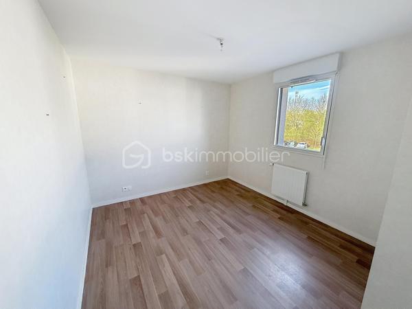 MORDELLES – Appartement T3 de 64 m² avec balcon, buanderie, rangement extérieur et parking

Situé sur la commune de Mordelles, au sein d’une résidence calme et bien entretenue, découvrez cet appartement T3 de 64,25 m², fonctionnel et lumineux.

L’appartement se compose de :

Une pièce de vie agréable avec séjour et cuisine ouverte, offrant un bel espace de vie,
Deux chambres confortables,
Une salle de bains,
Des WC séparés,
Une entrée avec rangements,
Une buanderie, idéale pour l’organisation du quotidien.
L’espace de vie s’ouvre sur un balcon, parfait pour profiter des beaux jours.

À l’extérieur, vous bénéficiez également de :
Un rangement fermé privatif, très pratique pour le stockage,
Une place de parking privative.

🔹 Chauffage inclus dans les charges, pour un confort optimal et une meilleure maîtrise du budget.
🔹 Appartement bien agencé, sans perte d’espace.
🔹 Résidence agréable, proche des commodités, écoles et axes principaux.