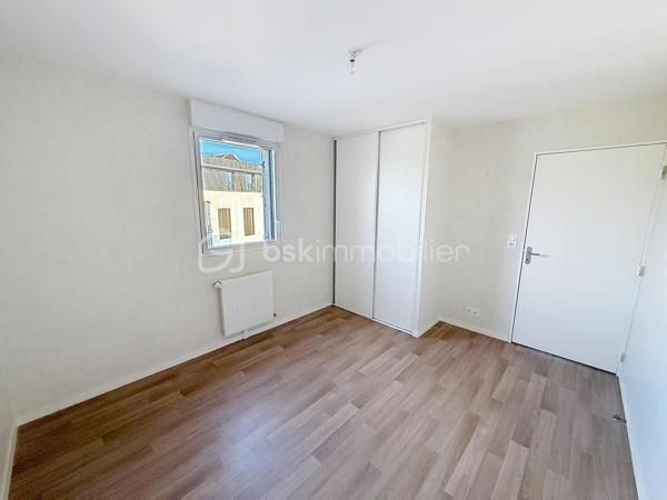 MORDELLES – Appartement T3 de 64 m² avec balcon, buanderie, rangement extérieur et parking

Situé sur la commune de Mordelles, au sein d’une résidence calme et bien entretenue, découvrez cet appartement T3 de 64,25 m², fonctionnel et lumineux.

L’appartement se compose de :

Une pièce de vie agréable avec séjour et cuisine ouverte, offrant un bel espace de vie,
Deux chambres confortables,
Une salle de bains,
Des WC séparés,
Une entrée avec rangements,
Une buanderie, idéale pour l’organisation du quotidien.
L’espace de vie s’ouvre sur un balcon, parfait pour profiter des beaux jours.

À l’extérieur, vous bénéficiez également de :
Un rangement fermé privatif, très pratique pour le stockage,
Une place de parking privative.

🔹 Chauffage inclus dans les charges, pour un confort optimal et une meilleure maîtrise du budget.
🔹 Appartement bien agencé, sans perte d’espace.
🔹 Résidence agréable, proche des commodités, écoles et axes principaux.
