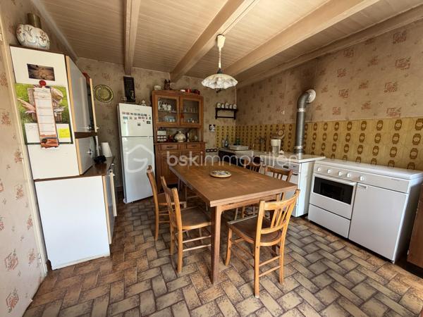 Cette maison ancienne n'attend que vos idées et votre belle énergie pour retrouver sa jeunesse.
Nichée dans une impasse discrète, sans circulation, elle possède un beau potentiel évolutif pour accueillir, par exemple, un couple de primo-accédants avec un petit budget.
Habitable de plain-pied, elle est composée d’une cuisine dinatoire (env 15m2), d’un séjour avec une ancienne cheminée en granit (env 15m2), d'un wc, d'une salle de bain, de 2 pièces en enfilade (chambre avec son bureau, salon de détente ou dressing par exemple) (14 et 10m2 env)
La configuration des pièces peut être modifiée selon vos aspirations.
A l’étage, une grande pièce sous rampants.
A l’arrière de la maison, un espace garage de plus de 30m2 sur dalle béton pouvant être modifié et cloisonné selon vos projets.
La maison est implantée sur un grand terrain de plus de 2000m2 où vous pourrez créer selon vos envies potager, verger etc …
Assainissement individuel neuf
grand cabanon de jardin 
Chauffage électrique 
Fenêtres double vitrage
Vous avez envie de devenir propriétaire ou rêvez d'une petite résidence secondaire à proximité de la mer ? Cette maison vous attend !
10 min de Lannion centre
5 min du bourg de Ploumilliau avec ses commerces et services
4 min de la plage
Contactez-moi vite pour ne pas louper cette belle opportunité.