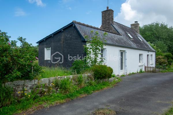 Cette maison ancienne n'attend que vos idées et votre belle énergie pour retrouver sa jeunesse.
Nichée dans une impasse discrète, sans circulation, elle possède un beau potentiel évolutif pour accueillir, par exemple, un couple de primo-accédants avec un petit budget.
Habitable de plain-pied, elle est composée d’une cuisine dinatoire (env 15m2), d’un séjour avec une ancienne cheminée en granit (env 15m2), d'un wc, d'une salle de bain, de 2 pièces en enfilade (chambre avec son bureau, salon de détente ou dressing par exemple) (14 et 10m2 env)
La configuration des pièces peut être modifiée selon vos aspirations.
A l’étage, une grande pièce sous rampants.
A l’arrière de la maison, un espace garage de plus de 30m2 sur dalle béton pouvant être modifié et cloisonné selon vos projets.
La maison est implantée sur un grand terrain de plus de 2000m2 où vous pourrez créer selon vos envies potager, verger etc …
Assainissement individuel neuf
grand cabanon de jardin 
Chauffage électrique 
Fenêtres double vitrage
Vous avez envie de devenir propriétaire ou rêvez d'une petite résidence secondaire à proximité de la mer ? Cette maison vous attend !
10 min de Lannion centre
5 min du bourg de Ploumilliau avec ses commerces et services
4 min de la plage
Contactez-moi vite pour ne pas louper cette belle opportunité.