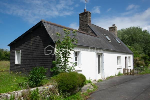 Cette maison ancienne n'attend que vos idées et votre belle énergie pour retrouver sa jeunesse.
Nichée dans une impasse discrète, sans circulation, elle possède un beau potentiel évolutif pour accueillir, par exemple, un couple de primo-accédants avec un petit budget.
Habitable de plain-pied, elle est composée d’une cuisine dinatoire (env 15m2), d’un séjour avec une ancienne cheminée en granit (env 15m2), d'un wc, d'une salle de bain, de 2 pièces en enfilade (chambre avec son bureau, salon de détente ou dressing par exemple) (14 et 10m2 env)
La configuration des pièces peut être modifiée selon vos aspirations.
A l’étage, une grande pièce sous rampants.
A l’arrière de la maison, un espace garage de plus de 30m2 sur dalle béton pouvant être modifié et cloisonné selon vos projets.
La maison est implantée sur un grand terrain de plus de 2000m2 où vous pourrez créer selon vos envies potager, verger etc …
Assainissement individuel neuf
grand cabanon de jardin 
Chauffage électrique 
Fenêtres double vitrage
Vous avez envie de devenir propriétaire ou rêvez d'une petite résidence secondaire à proximité de la mer ? Cette maison vous attend !
10 min de Lannion centre
5 min du bourg de Ploumilliau avec ses commerces et services
4 min de la plage
Contactez-moi vite pour ne pas louper cette belle opportunité.