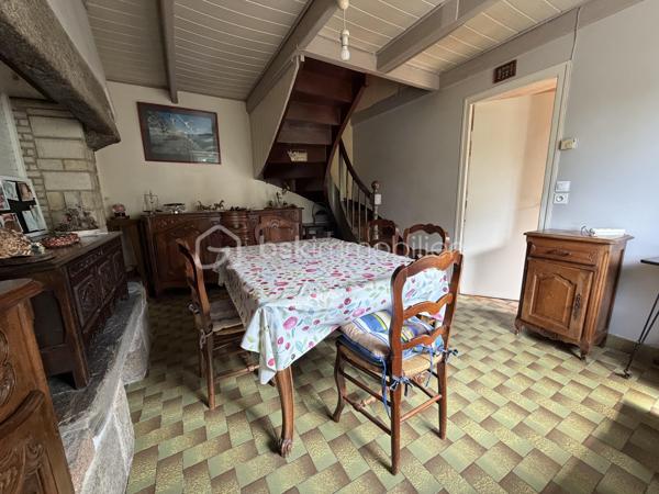 Cette maison ancienne n'attend que vos idées et votre belle énergie pour retrouver sa jeunesse.
Nichée dans une impasse discrète, sans circulation, elle possède un beau potentiel évolutif pour accueillir, par exemple, un couple de primo-accédants avec un petit budget.
Habitable de plain-pied, elle est composée d’une cuisine dinatoire (env 15m2), d’un séjour avec une ancienne cheminée en granit (env 15m2), d'un wc, d'une salle de bain, de 2 pièces en enfilade (chambre avec son bureau, salon de détente ou dressing par exemple) (14 et 10m2 env)
La configuration des pièces peut être modifiée selon vos aspirations.
A l’étage, une grande pièce sous rampants.
A l’arrière de la maison, un espace garage de plus de 30m2 sur dalle béton pouvant être modifié et cloisonné selon vos projets.
La maison est implantée sur un grand terrain de plus de 2000m2 où vous pourrez créer selon vos envies potager, verger etc …
Assainissement individuel neuf
grand cabanon de jardin 
Chauffage électrique 
Fenêtres double vitrage
Vous avez envie de devenir propriétaire ou rêvez d'une petite résidence secondaire à proximité de la mer ? Cette maison vous attend !
10 min de Lannion centre
5 min du bourg de Ploumilliau avec ses commerces et services
4 min de la plage
Contactez-moi vite pour ne pas louper cette belle opportunité.