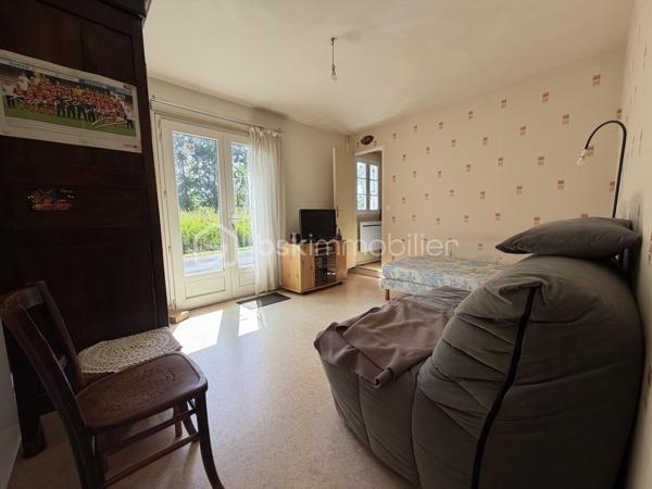 Cette maison ancienne n'attend que vos idées et votre belle énergie pour retrouver sa jeunesse.
Nichée dans une impasse discrète, sans circulation, elle possède un beau potentiel évolutif pour accueillir, par exemple, un couple de primo-accédants avec un petit budget.
Habitable de plain-pied, elle est composée d’une cuisine dinatoire (env 15m2), d’un séjour avec une ancienne cheminée en granit (env 15m2), d'un wc, d'une salle de bain, de 2 pièces en enfilade (chambre avec son bureau, salon de détente ou dressing par exemple) (14 et 10m2 env)
La configuration des pièces peut être modifiée selon vos aspirations.
A l’étage, une grande pièce sous rampants.
A l’arrière de la maison, un espace garage de plus de 30m2 sur dalle béton pouvant être modifié et cloisonné selon vos projets.
La maison est implantée sur un grand terrain de plus de 2000m2 où vous pourrez créer selon vos envies potager, verger etc …
Assainissement individuel neuf
grand cabanon de jardin 
Chauffage électrique 
Fenêtres double vitrage
Vous avez envie de devenir propriétaire ou rêvez d'une petite résidence secondaire à proximité de la mer ? Cette maison vous attend !
10 min de Lannion centre
5 min du bourg de Ploumilliau avec ses commerces et services
4 min de la plage
Contactez-moi vite pour ne pas louper cette belle opportunité.