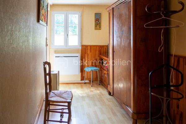 Cette maison ancienne n'attend que vos idées et votre belle énergie pour retrouver sa jeunesse.
Nichée dans une impasse discrète, sans circulation, elle possède un beau potentiel évolutif pour accueillir, par exemple, un couple de primo-accédants avec un petit budget.
Habitable de plain-pied, elle est composée d’une cuisine dinatoire (env 15m2), d’un séjour avec une ancienne cheminée en granit (env 15m2), d'un wc, d'une salle de bain, de 2 pièces en enfilade (chambre avec son bureau, salon de détente ou dressing par exemple) (14 et 10m2 env)
La configuration des pièces peut être modifiée selon vos aspirations.
A l’étage, une grande pièce sous rampants.
A l’arrière de la maison, un espace garage de plus de 30m2 sur dalle béton pouvant être modifié et cloisonné selon vos projets.
La maison est implantée sur un grand terrain de plus de 2000m2 où vous pourrez créer selon vos envies potager, verger etc …
Assainissement individuel neuf
grand cabanon de jardin 
Chauffage électrique 
Fenêtres double vitrage
Vous avez envie de devenir propriétaire ou rêvez d'une petite résidence secondaire à proximité de la mer ? Cette maison vous attend !
10 min de Lannion centre
5 min du bourg de Ploumilliau avec ses commerces et services
4 min de la plage
Contactez-moi vite pour ne pas louper cette belle opportunité.