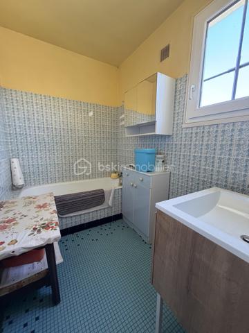 Cette maison ancienne n'attend que vos idées et votre belle énergie pour retrouver sa jeunesse.
Nichée dans une impasse discrète, sans circulation, elle possède un beau potentiel évolutif pour accueillir, par exemple, un couple de primo-accédants avec un petit budget.
Habitable de plain-pied, elle est composée d’une cuisine dinatoire (env 15m2), d’un séjour avec une ancienne cheminée en granit (env 15m2), d'un wc, d'une salle de bain, de 2 pièces en enfilade (chambre avec son bureau, salon de détente ou dressing par exemple) (14 et 10m2 env)
La configuration des pièces peut être modifiée selon vos aspirations.
A l’étage, une grande pièce sous rampants.
A l’arrière de la maison, un espace garage de plus de 30m2 sur dalle béton pouvant être modifié et cloisonné selon vos projets.
La maison est implantée sur un grand terrain de plus de 2000m2 où vous pourrez créer selon vos envies potager, verger etc …
Assainissement individuel neuf
grand cabanon de jardin 
Chauffage électrique 
Fenêtres double vitrage
Vous avez envie de devenir propriétaire ou rêvez d'une petite résidence secondaire à proximité de la mer ? Cette maison vous attend !
10 min de Lannion centre
5 min du bourg de Ploumilliau avec ses commerces et services
4 min de la plage
Contactez-moi vite pour ne pas louper cette belle opportunité.