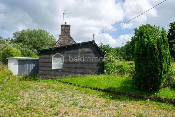Cette maison ancienne n'attend que vos idées et votre belle énergie pour retrouver sa jeunesse.
Nichée dans une impasse discrète, sans circulation, elle possède un beau potentiel évolutif pour accueillir, par exemple, un couple de primo-accédants avec un petit budget.
Habitable de plain-pied, elle est composée d’une cuisine dinatoire (env 15m2), d’un séjour avec une ancienne cheminée en granit (env 15m2), d'un wc, d'une salle de bain, de 2 pièces en enfilade (chambre avec son bureau, salon de détente ou dressing par exemple) (14 et 10m2 env)
La configuration des pièces peut être modifiée selon vos aspirations.
A l’étage, une grande pièce sous rampants.
A l’arrière de la maison, un espace garage de plus de 30m2 sur dalle béton pouvant être modifié et cloisonné selon vos projets.
La maison est implantée sur un grand terrain de plus de 2000m2 où vous pourrez créer selon vos envies potager, verger etc …
Assainissement individuel neuf
grand cabanon de jardin 
Chauffage électrique 
Fenêtres double vitrage
Vous avez envie de devenir propriétaire ou rêvez d'une petite résidence secondaire à proximité de la mer ? Cette maison vous attend !
10 min de Lannion centre
5 min du bourg de Ploumilliau avec ses commerces et services
4 min de la plage
Contactez-moi vite pour ne pas louper cette belle opportunité.