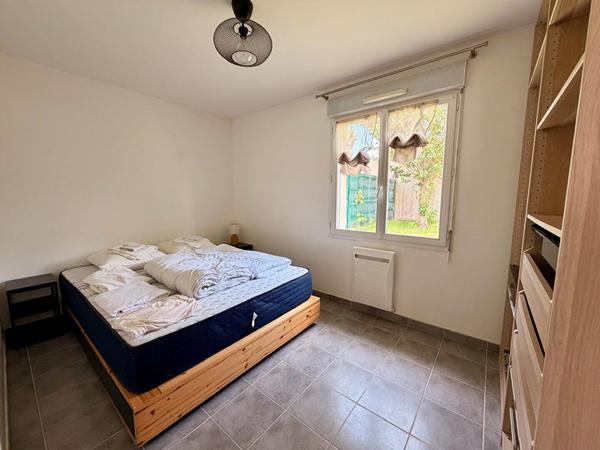 Durantière - Au calme de son impasse, à louer meublée, maison deux pièces s'ouvrant sur un joli jardin clos. Garage.