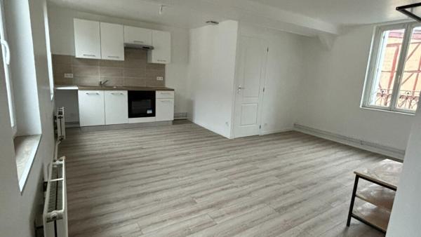 A LOUER - APPARTEMENT ENTIEREMENT REFAIT A NEUF