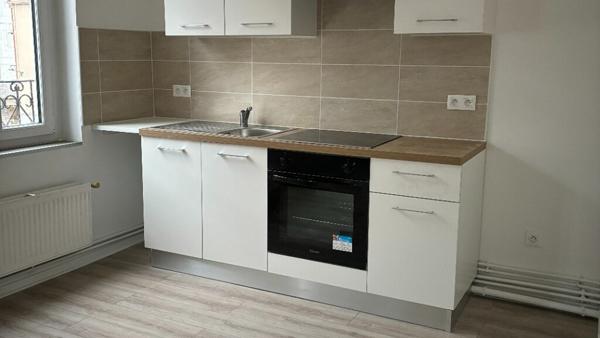 A LOUER - APPARTEMENT ENTIEREMENT REFAIT A NEUF
