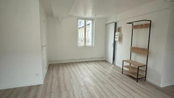 A LOUER - APPARTEMENT ENTIEREMENT REFAIT A NEUF