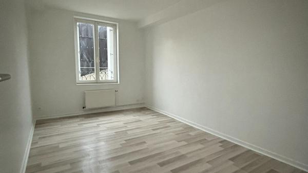 A LOUER - APPARTEMENT ENTIEREMENT REFAIT A NEUF