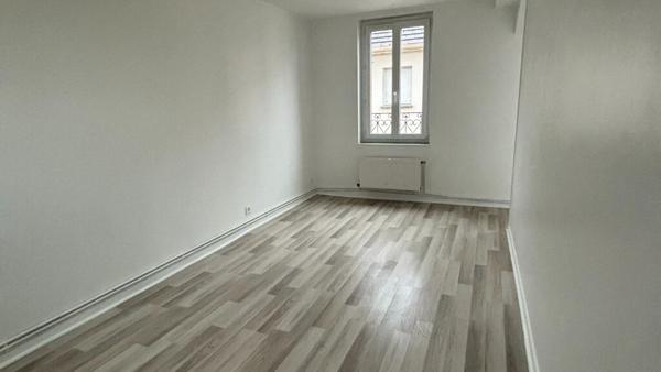 A LOUER - APPARTEMENT ENTIEREMENT REFAIT A NEUF