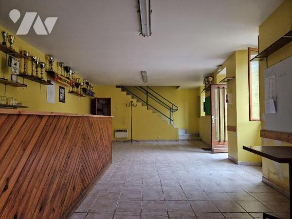 A vendre à Bar-sur-Aube, local commercial de 130 m² proposant au rez-de-chaussée une entrée don...