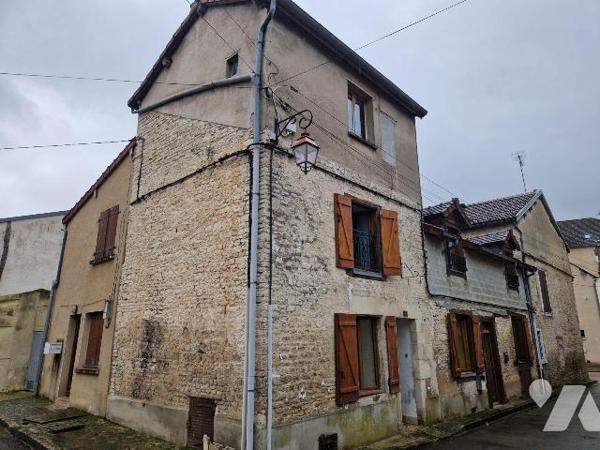 A vendre à Bar-sur-Aube, local commercial de 130 m² proposant au rez-de-chaussée une entrée don...