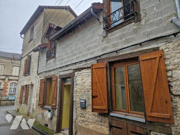 A vendre à Bar-sur-Aube, local commercial de 130 m² proposant au rez-de-chaussée une entrée don...