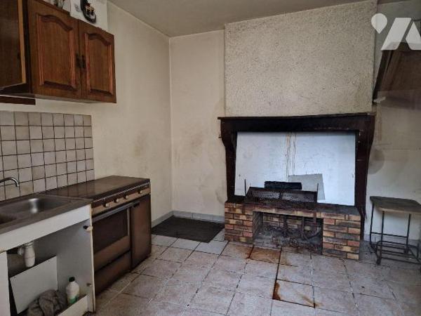 A vendre à Bar-sur-Aube, local commercial de 130 m² proposant au rez-de-chaussée une entrée don...