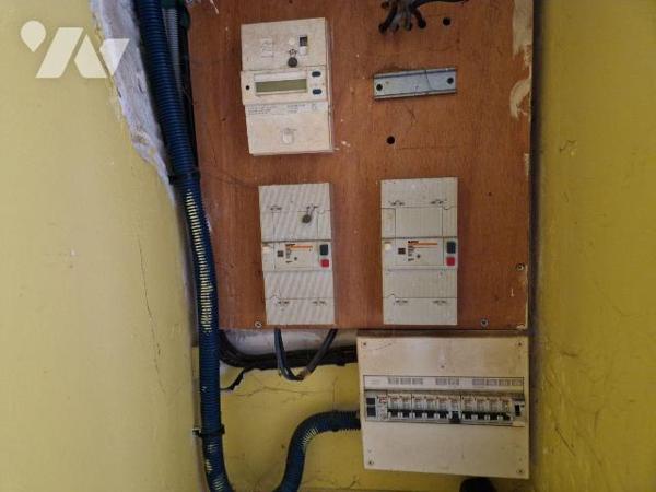 A vendre à Bar-sur-Aube, local commercial de 130 m² proposant au rez-de-chaussée une entrée don...