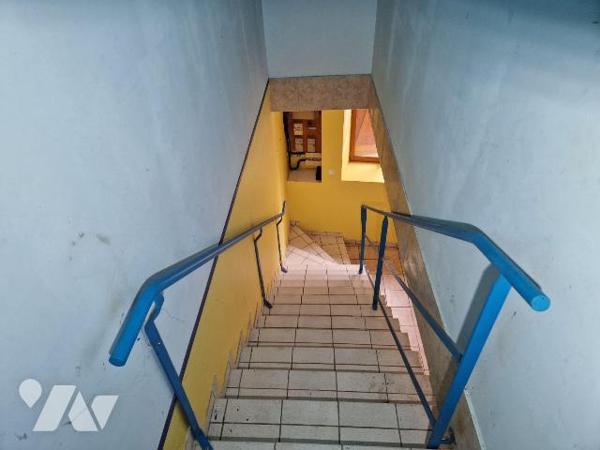 A vendre à Bar-sur-Aube, local commercial de 130 m² proposant au rez-de-chaussée une entrée don...