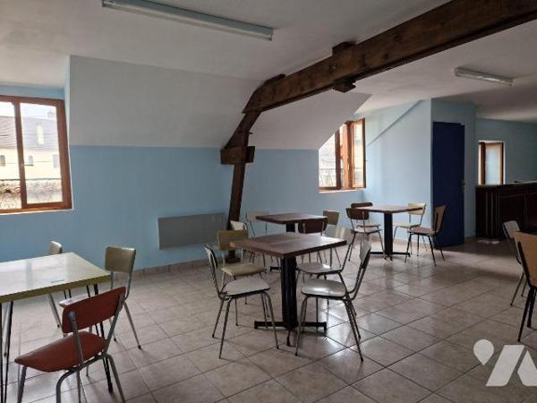 A vendre à Bar-sur-Aube, local commercial de 130 m² proposant au rez-de-chaussée une entrée don...