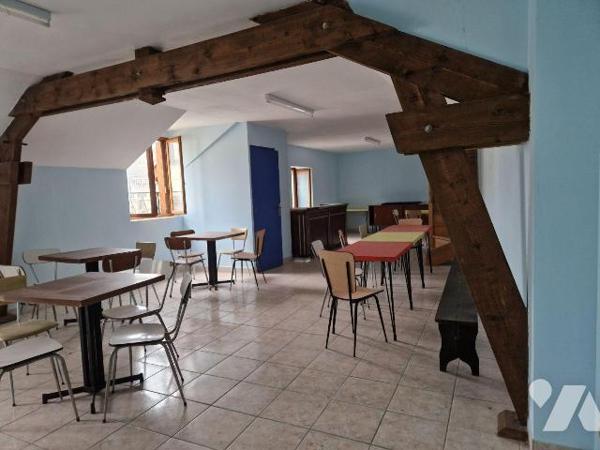 A vendre à Bar-sur-Aube, local commercial de 130 m² proposant au rez-de-chaussée une entrée don...