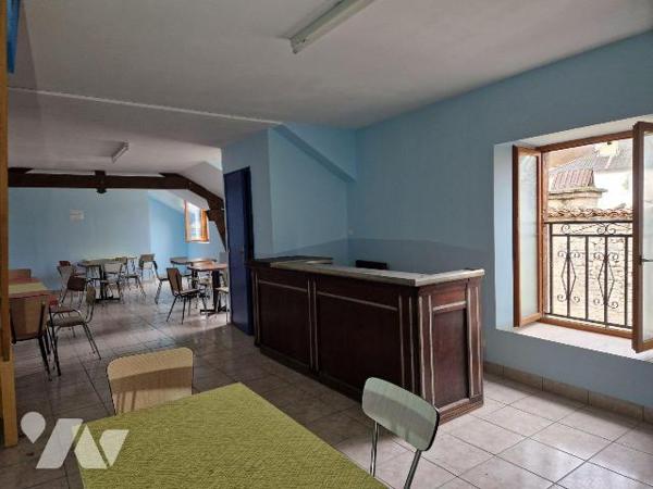 A vendre à Bar-sur-Aube, local commercial de 130 m² proposant au rez-de-chaussée une entrée don...