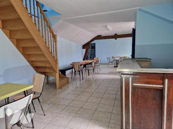 A vendre à Bar-sur-Aube, local commercial de 130 m² proposant au rez-de-chaussée une entrée don...