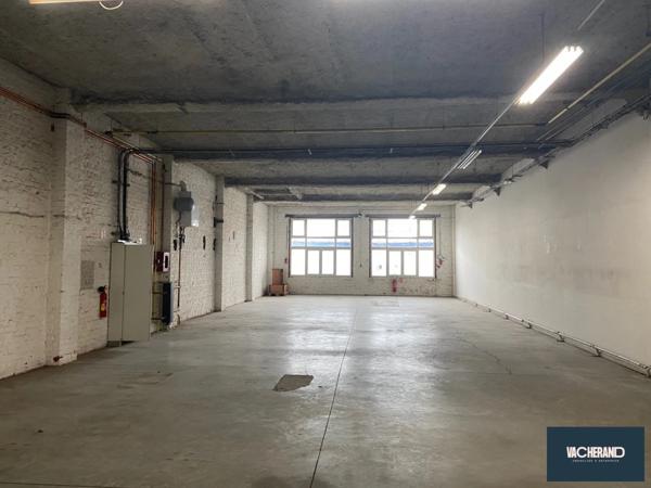 ENSEMBLE IMMOBILIER (BUREAUX + ENTREPÔTS ) - 750 m²