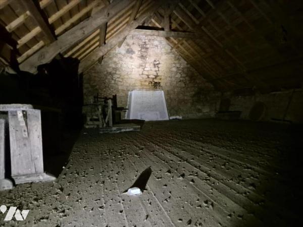 Maison entièrement à rénover et dépendance