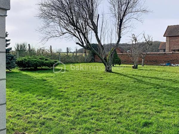 À vendre, terrain constructible d’environ 500 m², situé à Rainvillers, à seulement quelques centaines de mètres du Parc Saint-Paul et à quelques minutes de Beauvais.

Le terrain offre une façade d’environ 20 mètres et une profondeur d’environ 25 mètres, permettant la réalisation de nombreux projets de construction.

Situé dans un environnement calme, il bénéficie d’un emplacement agréable tout en restant proche des commerces, des écoles et des principaux axes routiers.

Le terrain est constructible. Il est actuellement non borné, mais le bornage sera réalisé avant la signature du compromis de vente.

Caractéristiques :

* Environ 500 m²
* Façade : environ 20 m
* Profondeur : environ 25 m
* Terrain constructible
* Bornage prévu avant le compromis
* Renseignements et documents disponibles sur demande.

Une belle opportunité pour construire votre future maison dans un secteur recherché.