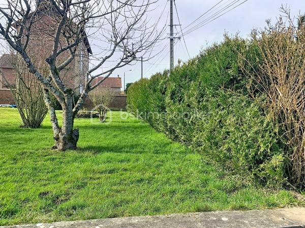 À vendre, terrain constructible d’environ 500 m², situé à Rainvillers, à seulement quelques centaines de mètres du Parc Saint-Paul et à quelques minutes de Beauvais.

Le terrain offre une façade d’environ 20 mètres et une profondeur d’environ 25 mètres, permettant la réalisation de nombreux projets de construction.

Situé dans un environnement calme, il bénéficie d’un emplacement agréable tout en restant proche des commerces, des écoles et des principaux axes routiers.

Le terrain est constructible. Il est actuellement non borné, mais le bornage sera réalisé avant la signature du compromis de vente.

Caractéristiques :

* Environ 500 m²
* Façade : environ 20 m
* Profondeur : environ 25 m
* Terrain constructible
* Bornage prévu avant le compromis
* Renseignements et documents disponibles sur demande.

Une belle opportunité pour construire votre future maison dans un secteur recherché.