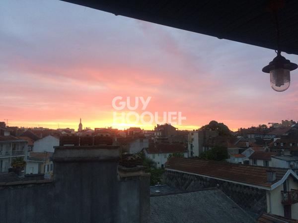 PAU (64000) Centre ville Appartement T2 bis de 47 m² avec chambre, bureau et cave. Vendu meublé !