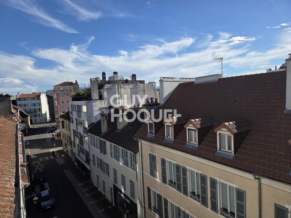 PAU (64000) Centre ville Appartement T2 bis de 47 m² avec chambre, bureau et cave. Vendu meublé !