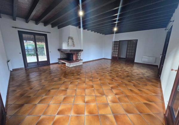 TRES BELLE MAISON CONTEMPORAINE DE PLAIN PIED SUR SOUS-SOL COMPLET