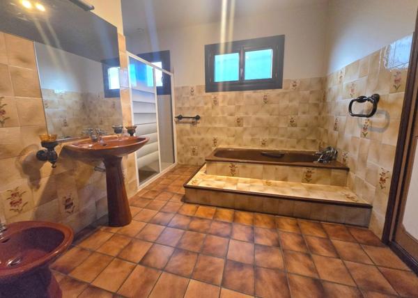 TRES BELLE MAISON CONTEMPORAINE DE PLAIN PIED SUR SOUS-SOL COMPLET