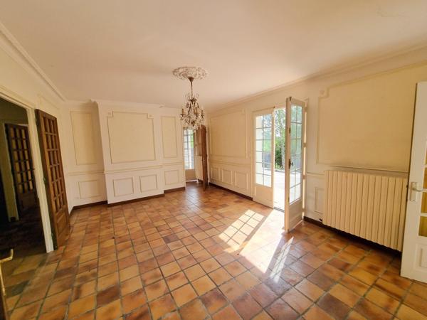 Charmante maison dans secteur résidentiel