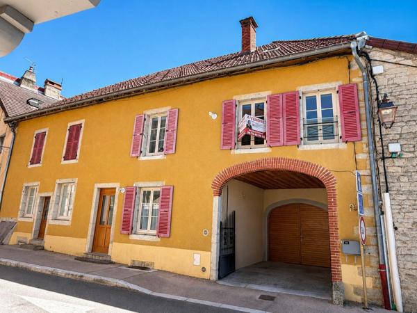 Maison triplex avec jardin, garage et stationnement à Poligny