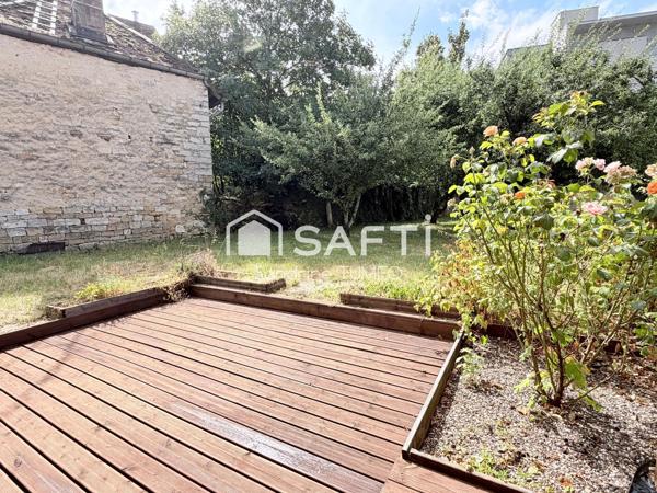 Maison triplex avec jardin, garage et stationnement à Poligny