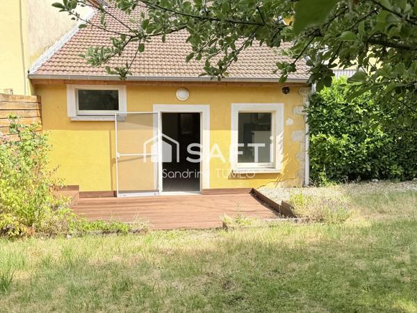 Maison triplex avec jardin, garage et stationnement à Poligny