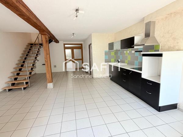 Maison triplex avec jardin, garage et stationnement à Poligny