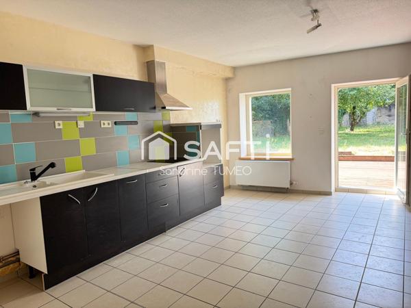 Maison triplex avec jardin, garage et stationnement à Poligny