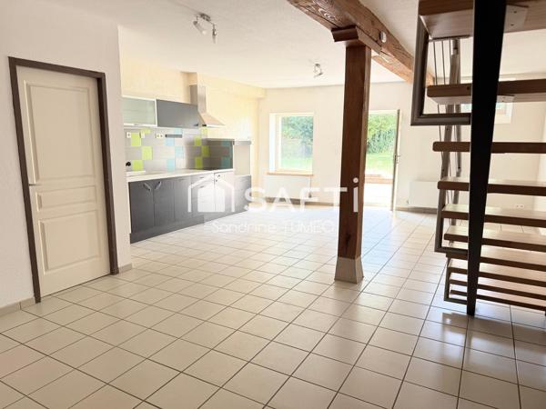Maison triplex avec jardin, garage et stationnement à Poligny