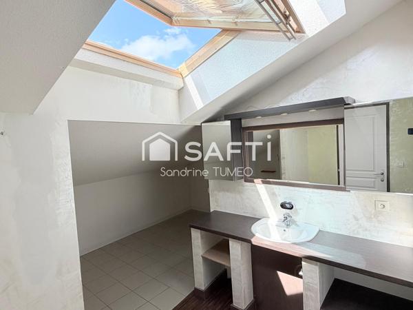 Maison triplex avec jardin, garage et stationnement à Poligny