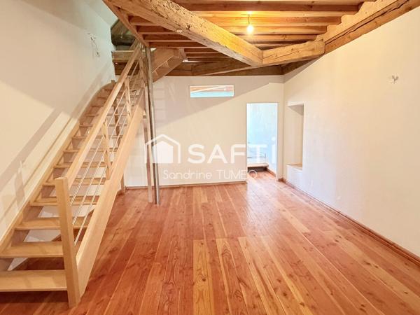 Maison triplex avec jardin, garage et stationnement à Poligny