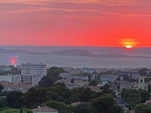 13009 Proche Mazargues T3/4 avec vue mer dans copro fermée