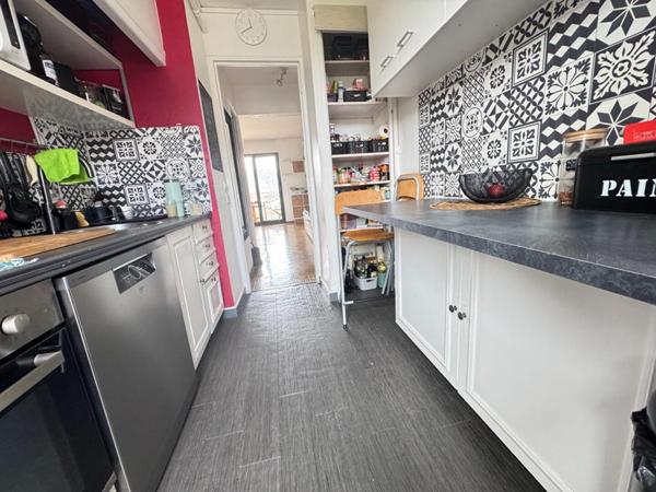 13009 Proche Mazargues T3/4 avec vue mer dans copro fermée